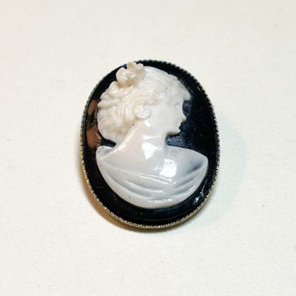 Vintage black and white cameo brooch, goldtone metal, classic cameo, black and white cameo pin, plastic cameo brooch, 1960s-70s  P9162