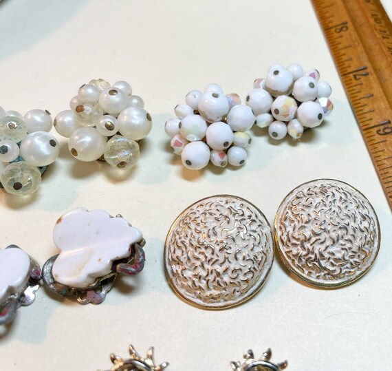 Five pairs of vintage white clip earrings, shabby… - image 3