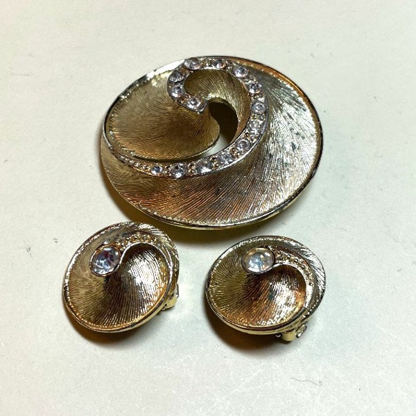 SALE Vintage modern swirl rhinestone brooch and clip earrings set, goldtone metal, clear rhinestones, vintage jewelry set, demi parure 1960s
