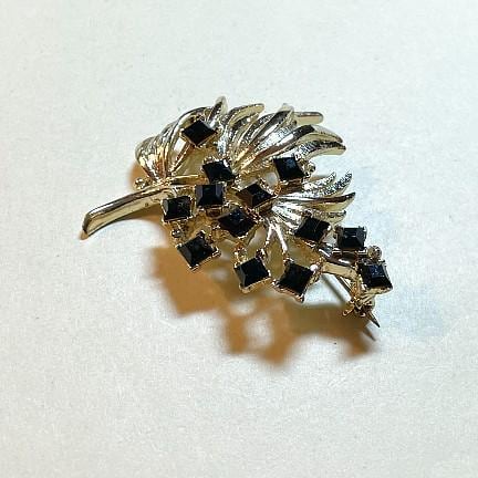 Vintage rhinestone leaf brooch, goldtone metal, black square acrylic rhinestones, black brooch, gold brooch, midcentury, 1960s PFR8182 Vintage rhinestone leaf brooch, goldtone metal, black square acrylic rhinestones, black brooch, gold brooch, midcentury, 1960s PFR8182