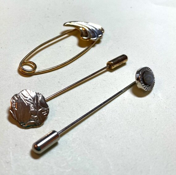 Lot of three vintage pins, two stick pins, one ki… - image 2