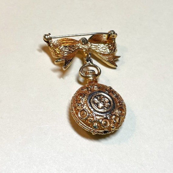 Vintage faux pocket watch brooch, goldtone metal … - image 5