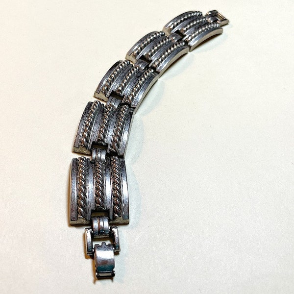Vintage chunky link bracelet, 7 1/4 inches long, silvertone metal, twisted design, silver bracelet, chunky bracelet, 1970s-80s  BR4295