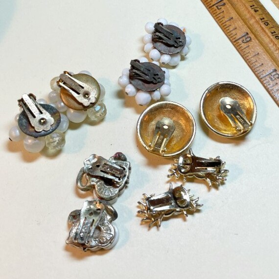 Five pairs of vintage white clip earrings, shabby… - image 5