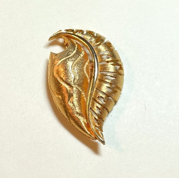 Vintage JJ Jonette leaf brooch, brushed goldtone … - image 2