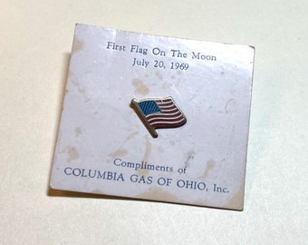 Vintage First Flag on the Moon advertising pin, push back, on original card, Columbia Gas of Ohio, July 20, 1969, NASA pin, E6267