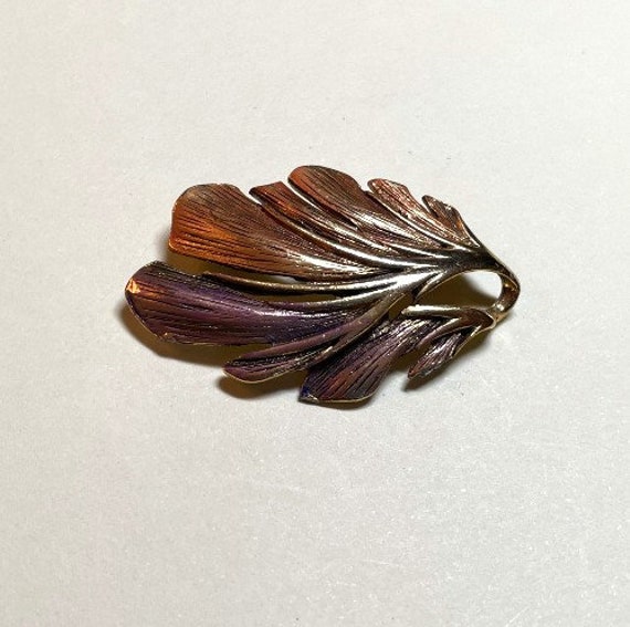 Vintage little leaf brooch, goldtone metal with p… - image 3