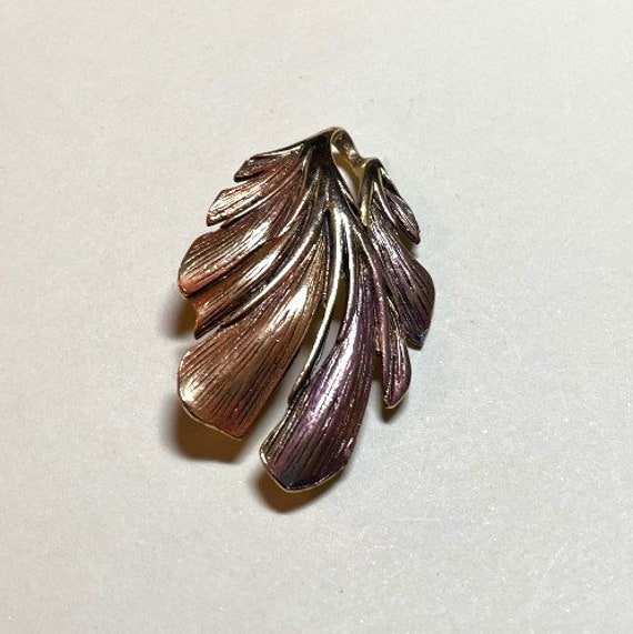 Vintage little leaf brooch, goldtone metal with p… - image 4