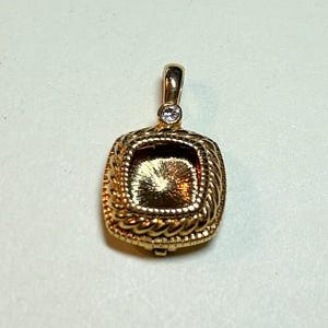 Vintage As Is Joan Rivers interchangeable pendant, goldtone metal, no cabochons, no chain  MI4123