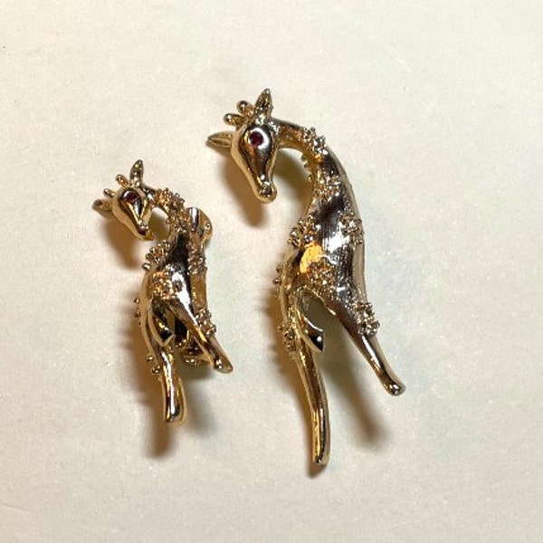 Set of two vintage giraffe brooches from Gerry's, goldtone metal, red rhinestone eyes, one big, one smaller, giraffe pins, 1960s-70s  P5251