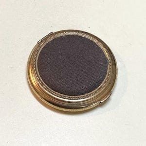 Vintage midcentury powder compact, goldtone metal, dark brown to black fabric, mirror compact, purse compact, Made in USA, 1950s  CD4201