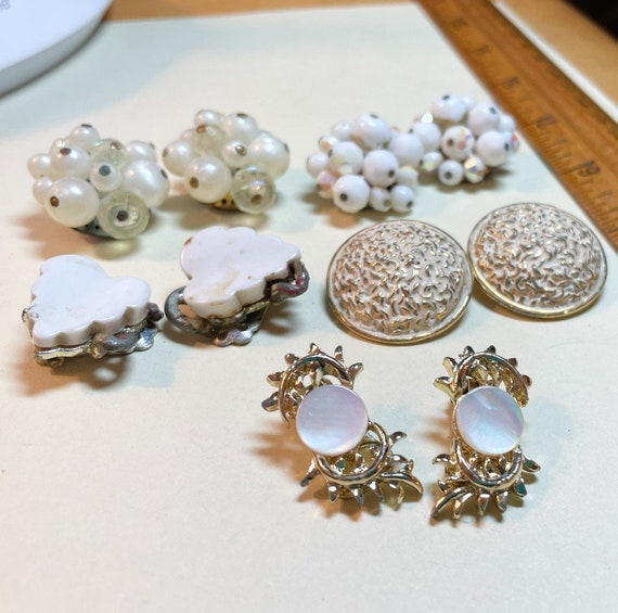 Five pairs of vintage white clip earrings, shabby… - image 4