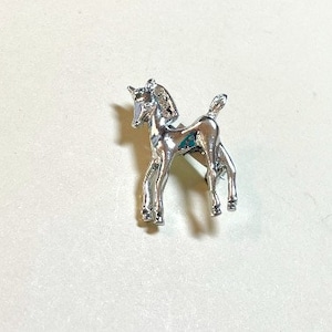 Vintage teeny tiny horse brooch, silvertone metal, foal or colt brooch, silver horse pin, foal pin, colt pin, 1970s  P2226