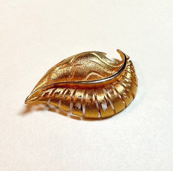 Vintage JJ Jonette leaf brooch, brushed goldtone … - image 1