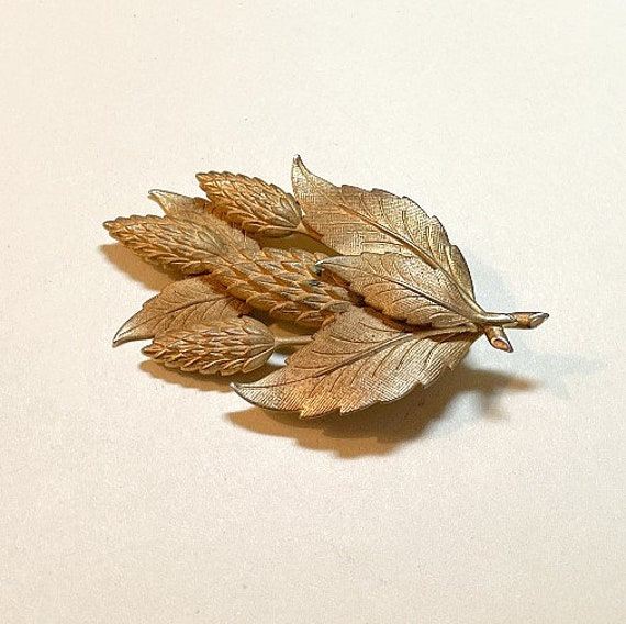 Vintage midcentury leaf brooch, goldtone metal, w… - image 3