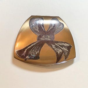 Vintage Elgin American fan shaped compact with bow detail, goldtone metal, mirror in lid, powder compact, midcentury, 1950s-60s  CD1161