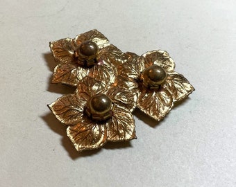 SALE Vintage flower dress clip, goldtone metal, three flowers, toothed clip, gold dress clip, floral dress clip, scarf clip, 1940s-50s