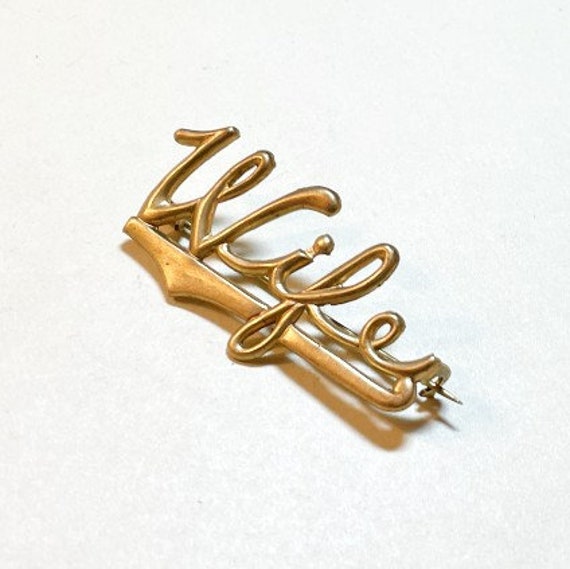 Vintage Wife brooch in brass, goldtone brass meta… - image 1