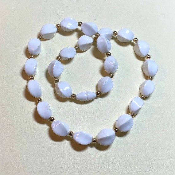 Vintage White Plastic Bead Necklace 18 Inches Long Goldtone