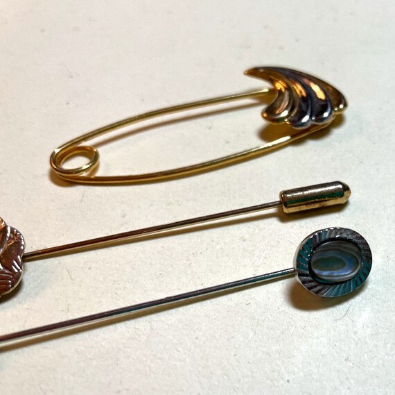 Lot of three vintage pins, two stick pins, one ki… - image 3