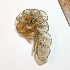 Vintage wire work mesh flower and leaf brooch with faux pearl, goldtone metal woven wire, gold flower brooch, flower pin, 1960s  P1291