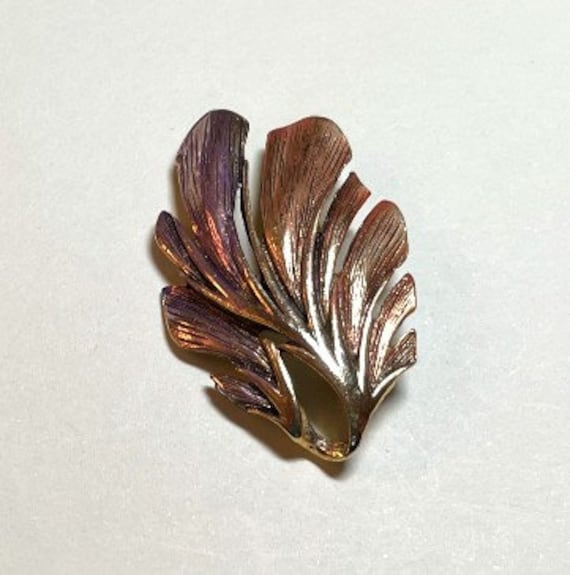 Vintage little leaf brooch, goldtone metal with p… - image 2