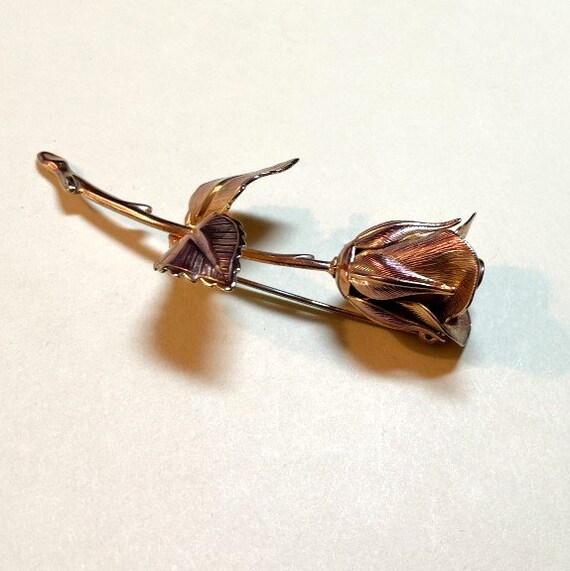 Vintage gold rose brooch from Giovanni with light… - image 4