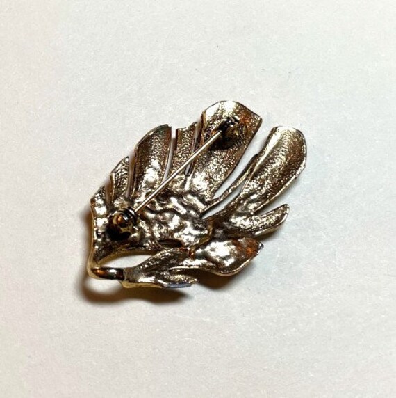 Vintage little leaf brooch, goldtone metal with p… - image 5