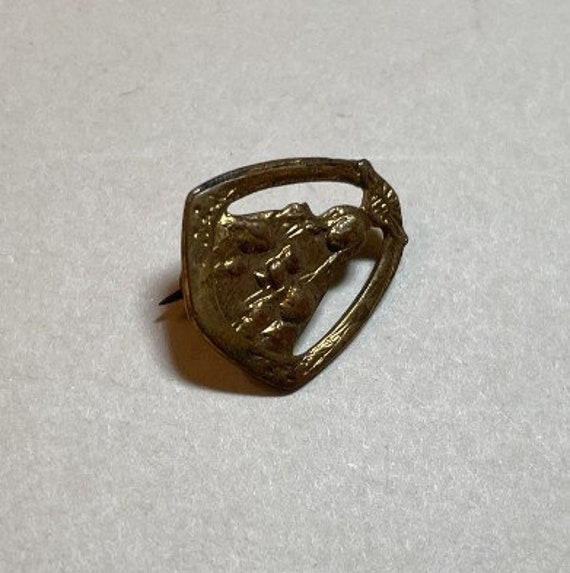 Vintage tiny Catholic medal brooch, goldtone meta… - image 2