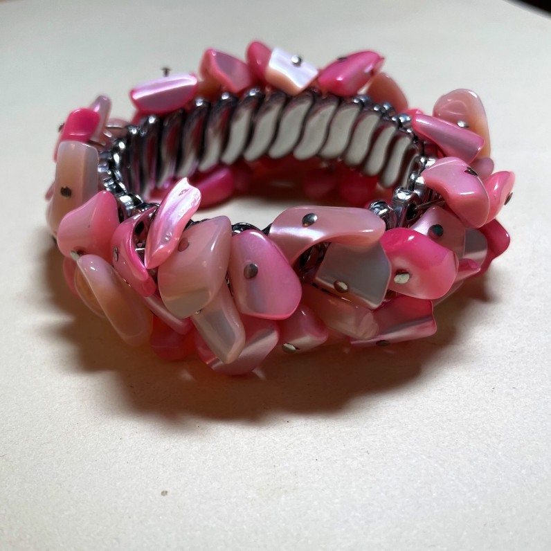 1970s-80s pink bracelet silver with dyed pink shell chips and nuggets Vintage pink mother of pearl cha cha bracelet expansion bracelet