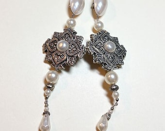 Vintage very long dangle clip earrings, silvertone metal, faux pearls, plastic  ED6812