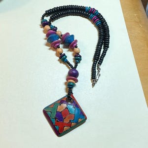 Vintage bright and black wooden bead pendant necklace, 24 inches long, black necklace, 80s necklace, NBL865