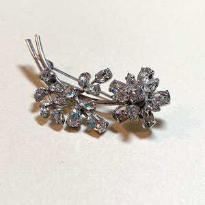 Vintage midcentury rhinestone flower brooch, silvertone metal, clear rhinestones, silver flower pin, floral brooch, 1950s-60s  PD385