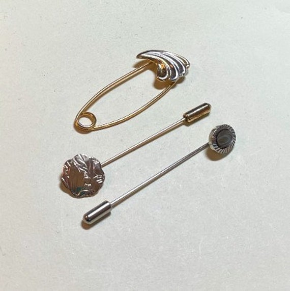 Lot of three vintage pins, two stick pins, one ki… - image 1