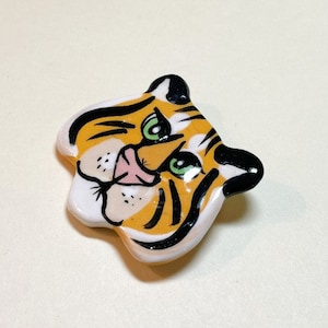Vintage handmade ceramic tiger brooch, bright painted tiger face on white ceramic, tiger pin, cat brooch, wild cat, P9234