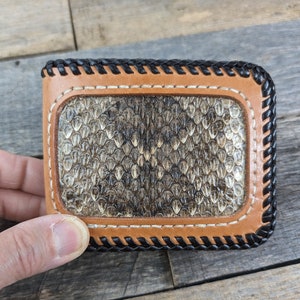 Cartera plegable de cuero con incrustaciones de piel de serpiente de cascabel y bordes con cordones Cartera para hombre