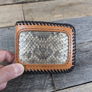 Cartera plegable de cuero con incrustaciones de piel de serpiente de cascabel y bordes con cordones Cartera para hombre