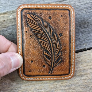 Cartera de bolsillo frontal de cuero con herramientas a mano con diseño de plumas, billetera delgada, billetera de cuero para hombres