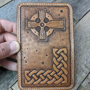 Cartera de cuero con bolsillo frontal plegable con nudo celta y diseño de cruz con 4 bolsillos