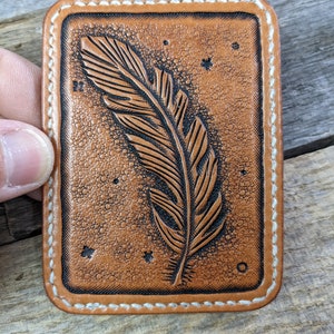 Cartera de bolsillo frontal de cuero con herramientas a mano con diseño de plumas, billetera delgada, billetera de cuero para hombres