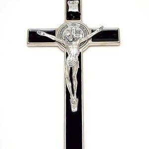 Grote 8 &quot;(20cms) Saint Benedictus Metalen Kruisbeeld. Wandhanger metalen St Benedict Crucifix. Ingelegde St. Benedictus medaille.
