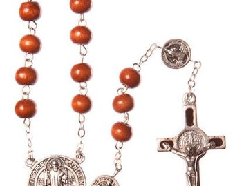 May include: A brown wooden rosary with a silver crucifix and medallions. The medallions feature a depiction of Saint Francis of Assisi and the words "Sanctus Franciscus Assisiensis".