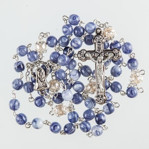 Perline del Rosario Blu.  Perle pater in filigrana effetto perla. Forti collegamenti di filo metallico. Bel regalo di comunione.