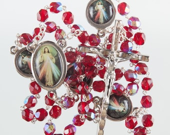 Divina Misericordia de Jesús Cuentas del Rosario. Medallas de la Divina Misericordia adjuntas a las cuentas del Rosario de Cristal Rojo Granate.