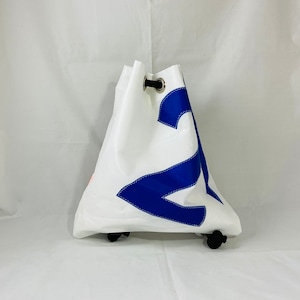 Könnte beinhalten: Weiße Kordeltasche mit einem blauen Pfeil-Design. Die Tasche hat einen schwarzen Kordelzug und schwarze Metallösen.