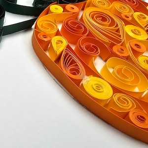 Cartão de felicitações de ação de graças outono outono em branco quilling feito à mão