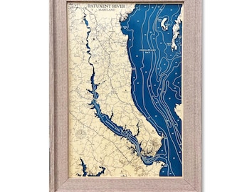 Może przedstawiać: Drewniana mapa 2D o wymiarach 35,56x55,88 cm przedstawiająca rzekę Patuxent w Maryland, z jasnobeżowym lądem i ciemnoniebieskim obszarem wodnym z liniami głębokości, oprawiona w jasną ramę z drewna wyrzuconego przez morze z widocznym usłojeniem.