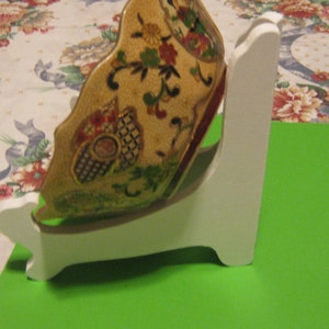 Expositor de cuencos de madera blanca con bisagras de latón