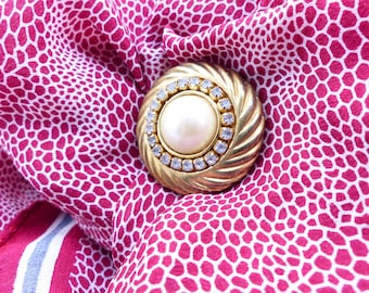 Hollywood glam gold swirl, pearl dome surrounded by rhinestones. Magnetic brooch Silk back button. Don't poke holes in your fine silk fabric