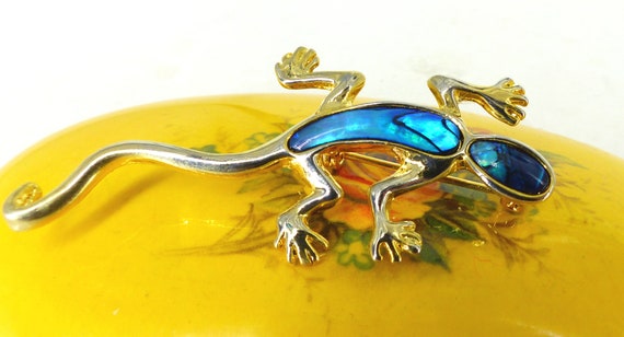 Cool little gold gecko pin with amazing blue gree… - image 3